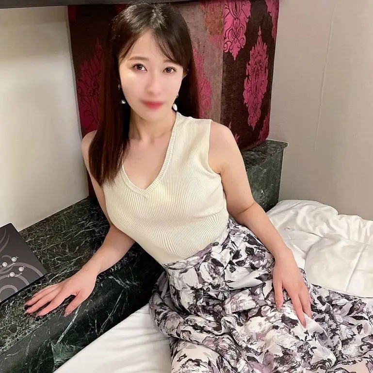 FC2 PPV 4777574 無修正 元CAセレブ妻28歳 白昼の濃厚ホテルセックス